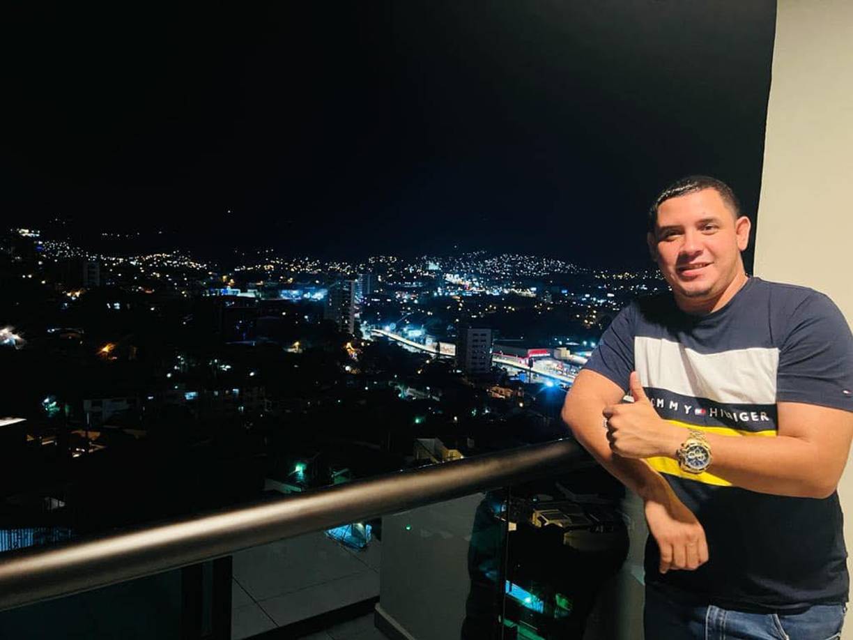 En el interior del vehículo quedó el cuerpo de quien se supone era el guardia de seguridad.