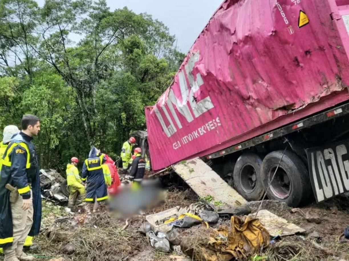 Nueve integrantes de un equipo de remo brasileño fallecieron el domingo luego de que una rastra se volcara sobre la van que los transportaba, provocando la muerte de casi todos los ocupantes del vehículo, informaron este lunes fuentes regionales de Brasil. Conoce los rostros de las víctimas.