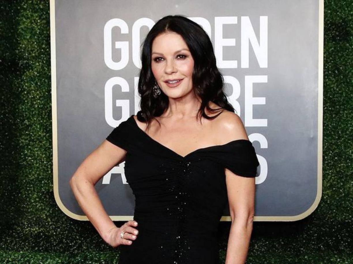 Catherine Zeta-Jones: La reconocida actriz de 53 años, cuenta con una gran trayectoria en la actuación, siendo ganadora de un premio Oscar a mejor actriz de reparto en la cinta Chicago, además, es la encargada de darle vida a Morticia Addams, la mamá gótica de Wednesday.