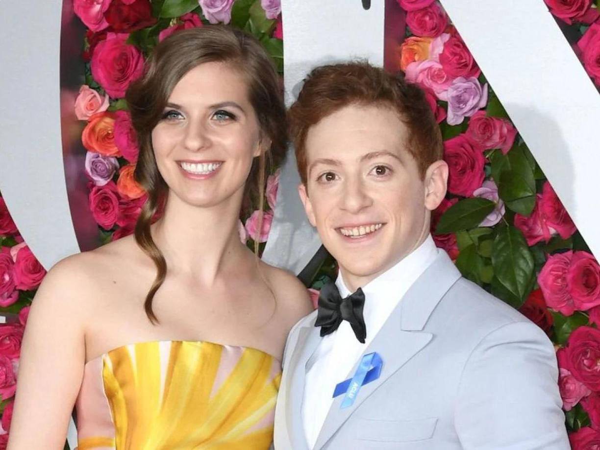 Lo peor no termina aquí, sino que acusaron a la actriz, de ser la culpable del abandono de Slater a su familia, y es que el actor originario de Washington, estaría casado desde el 2018, con Lilly Jay, su novia desde la escuela secundaria, con quien comparte un hijo de un año.