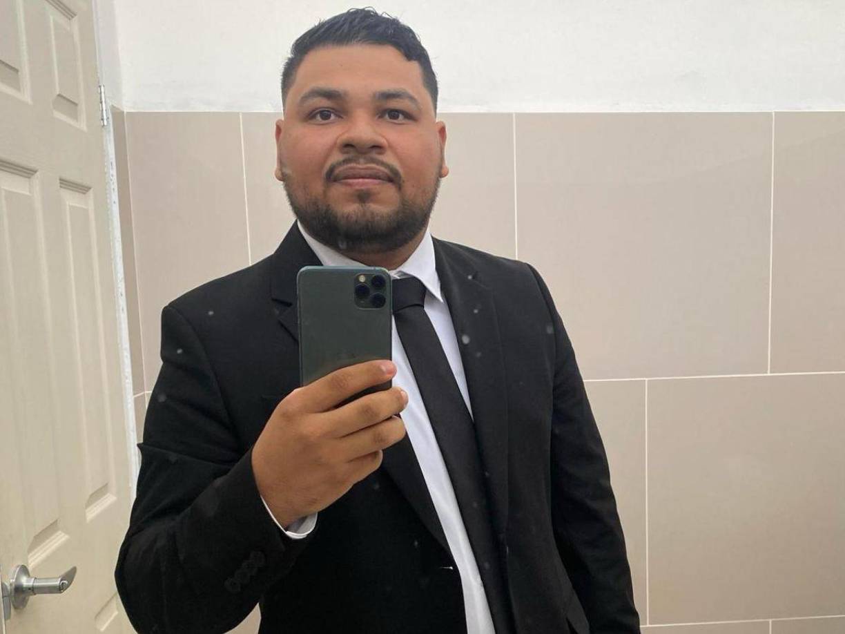 Jorge Arístides Estévez Santos, era estudiante de la carrera de Derecho en la Universidad Cristiana Evangélica Nuevo Milenio, en sus redes sociales se denominaba “Abogado In Fieri”.