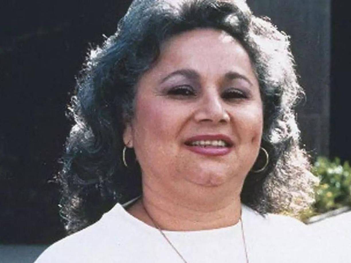 “Mi madre era una mujer bella. El hecho de que la llamen fea, me ofende. La gente ve sus fotos policiales y se llevan por eso, pero cuando leas mi libro, verás que a mi madre la llamaban ‘la muñeca de porcelana’ en su juventud”, aseguró Michael al diario británico Daily Mail.