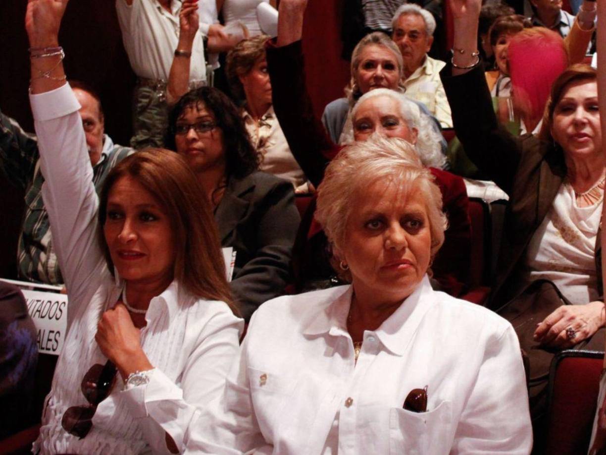 Aunque esta versión nunca ha sido confirmado por Daniela Romo, muchos interpretan la letra como una declaración de amor hacia Galindo.