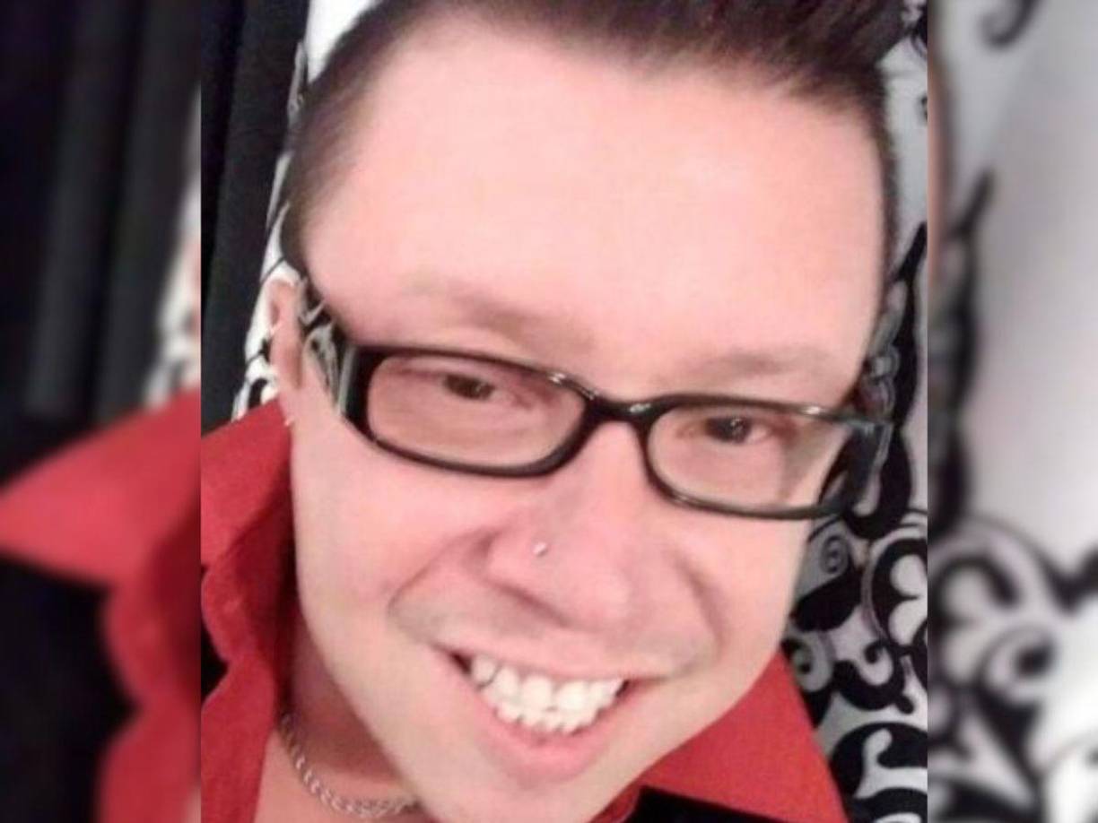 Según el informe forense y medios locales, los dos fallecidos perdieron la vida por golpes, tras ser arrestados ese mismo 21 de abril bajo el delito de escándalo en la vía pública.