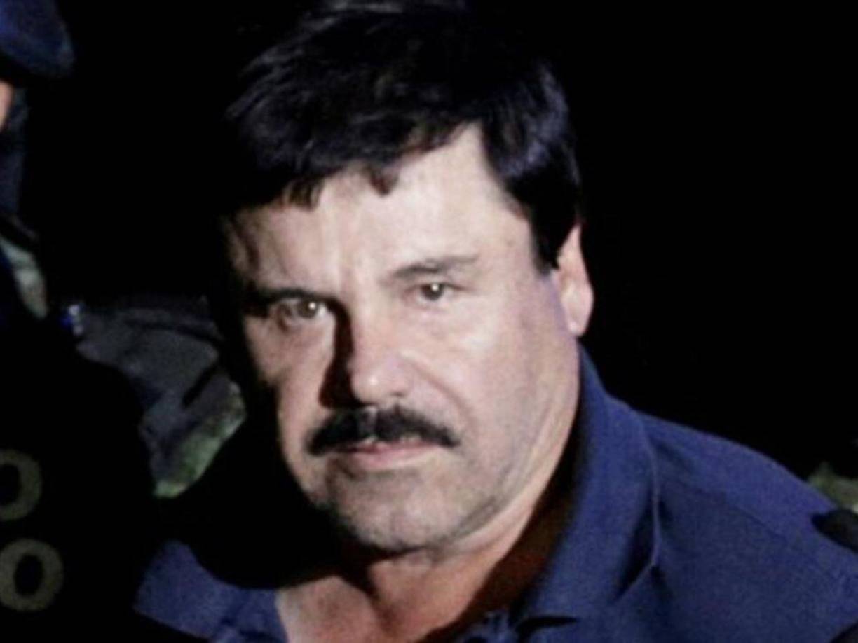 De acuerdo con testimonios y reportes, “El Chapo” utilizó su influencia para asegurarse de que Emma ganara el certamen. Este primer acercamiento fue seguido de un noviazgo breve pero intenso. Aunque había una diferencia significativa de edad y Guzmán era uno de los hombres más buscados por las autoridades, el romance floreció rápidamente.