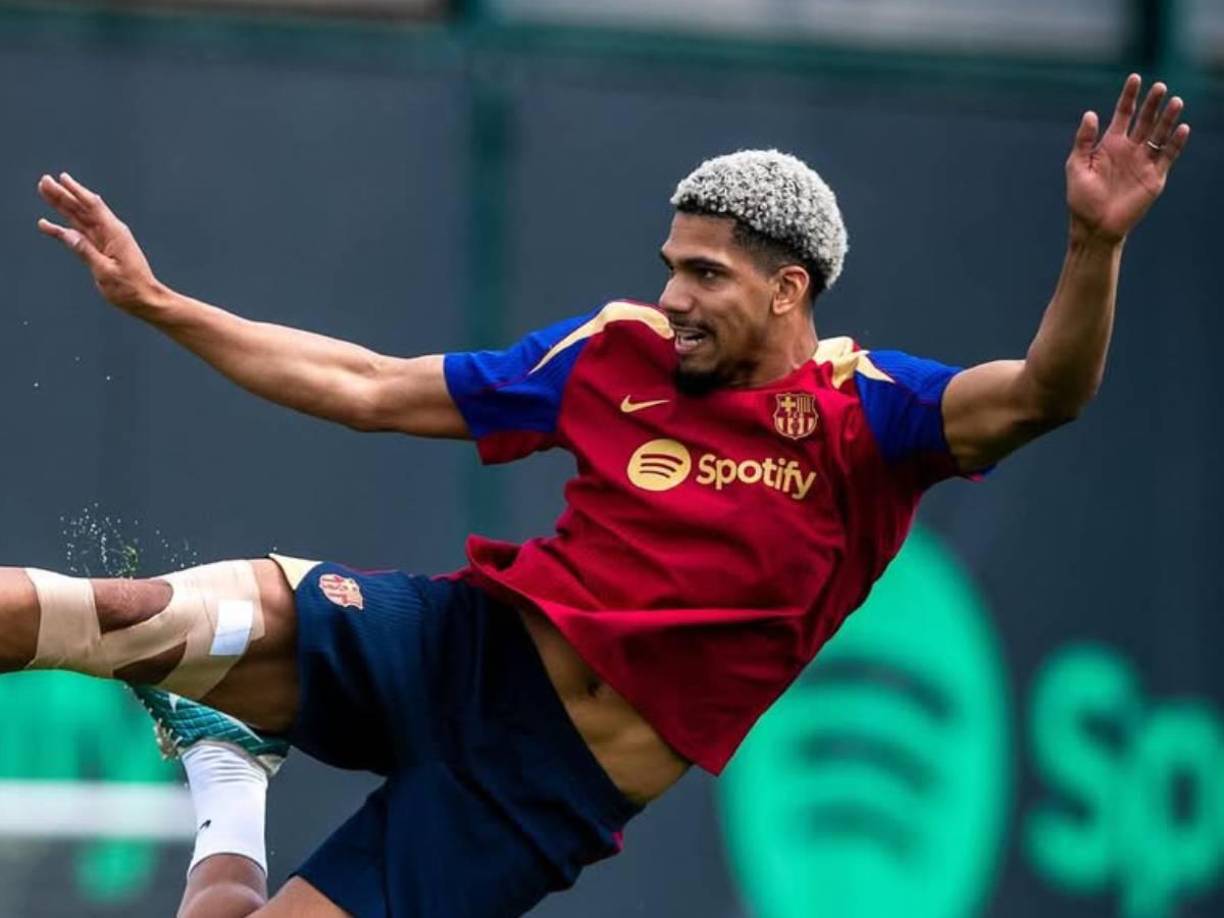 Bombazo. Según Mundo Deportivo, Ronald Araujo se estaría planteando seriamente abandonar el Barça y se lo habría dicho al vestuario, aunque su prioridad no sería la Serie A italiana, sino la Premier League inglesa.