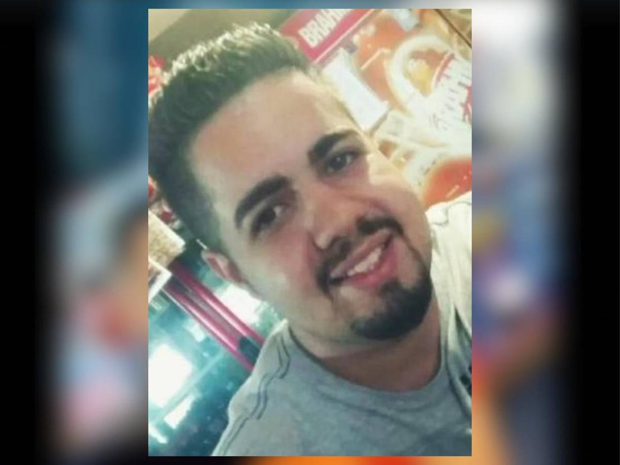 En el video, se observó cómo intenta esconder un cuchillo bajo su camisa antes de ingresar al local. Al entrar, los empleados y clientes, aterrados, huyeron del lugar. 