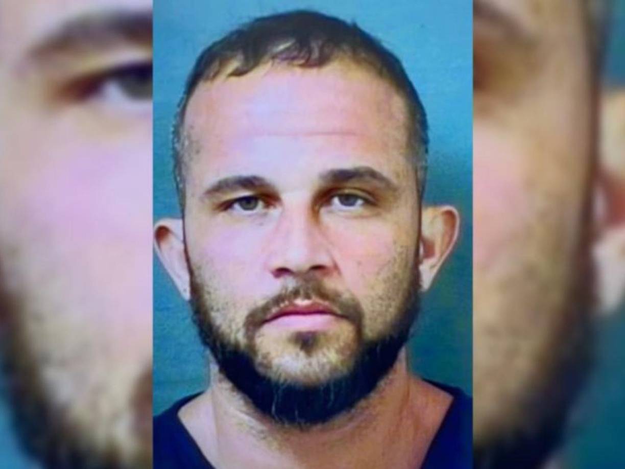 Asimismo, los oficiales de seguridad dieron a conocer que arrestaron a Boucher en 2006, cuando intentó vender drogas cerca de una escuela en Massachusetts.