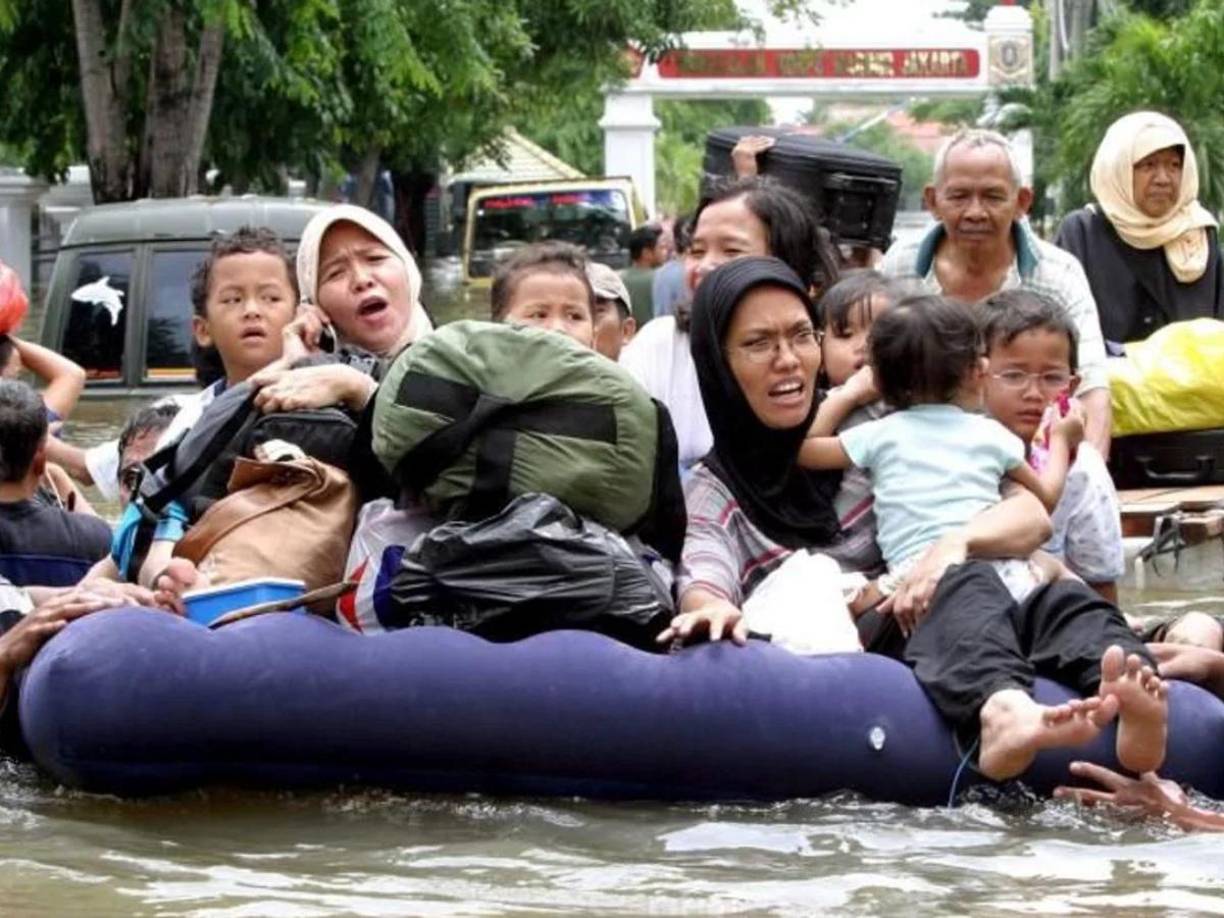 El archipiélago indonesio, con más de 17.000 islas, sufre numerosos incidentes de inundaciones y corrimientos de tierra durante la estación de lluvias, especialmente entre los meses de noviembre y marzo.