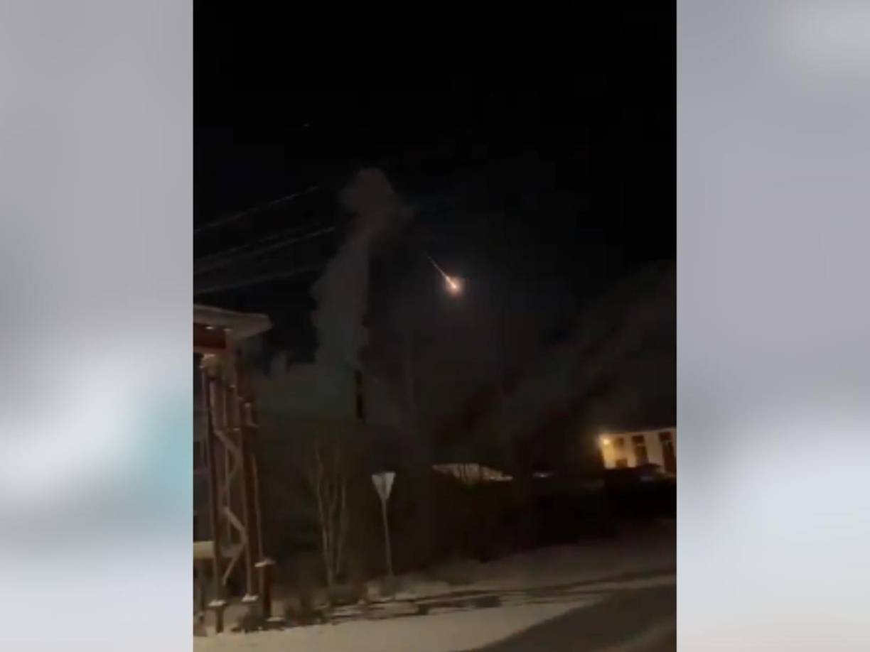 El asteroide se identificó como C0WEPC5, fue detectado solo unas horas antes de su entrada por científicos rusos, quienes monitorearon su trayectoria.