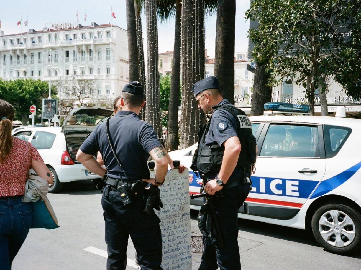 En el auto también hallaron una botella de vino vacía, el vehículo mal estacionado y una ventana parcialmente abierta, lo que evidenció el riesgo al que fue expuesta la menor.