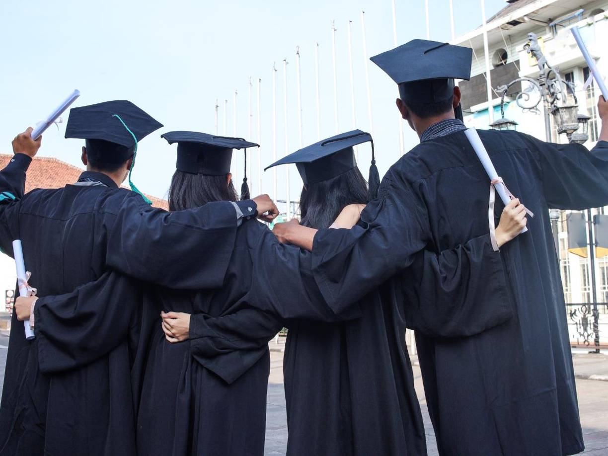 Portando el tradicional birrete y la soga académica, el joven sobresalió entre sus compañeros al cargar el tanque de gas, que representó el peso literal y figurado que su padre llevó durante años para asegurarle un futuro mejor.