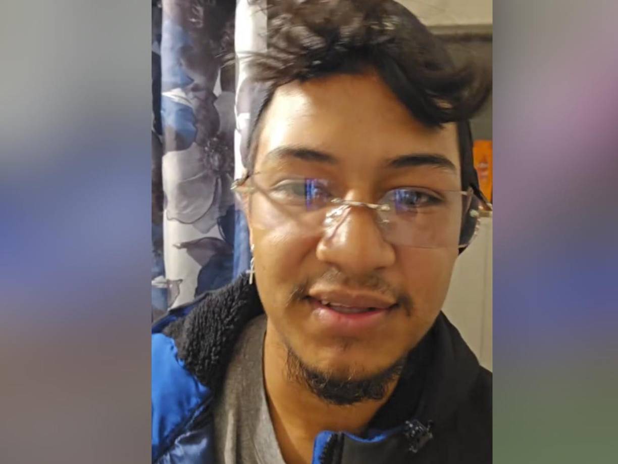 Actualmente, Enil se dedica al trabajo de techador, una labor física que exige fuerza y constancia.