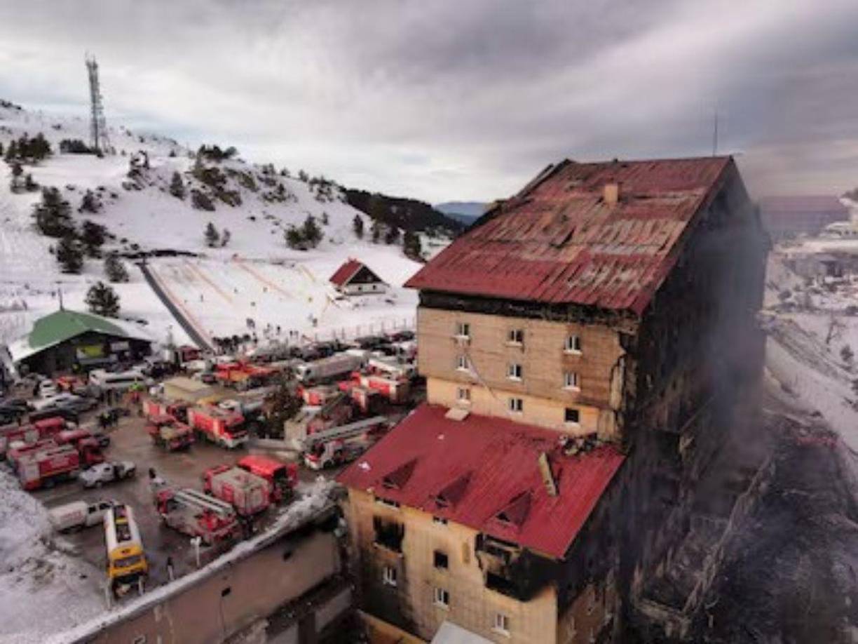 La construcción en madera y la situación del hotel al pie de una pista de esquí, que solo permite el acceso de vehículos desde la fachada frontal, dificultaron la intervención de los bomberos, explicó el periódico turco.