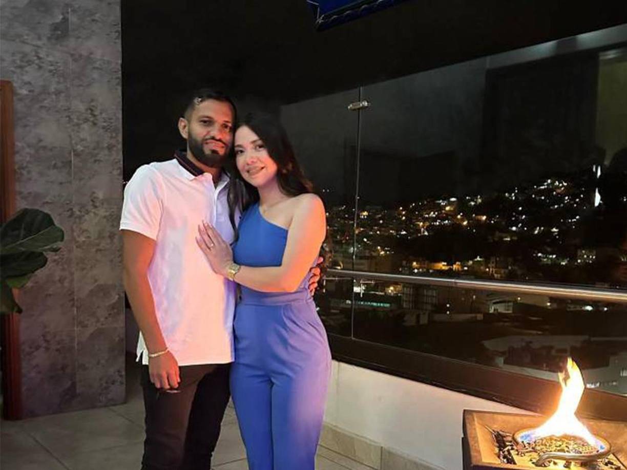 Jorge le entregó el anillo de compromiso a su pareja y ella así lo presumía a la cámara.