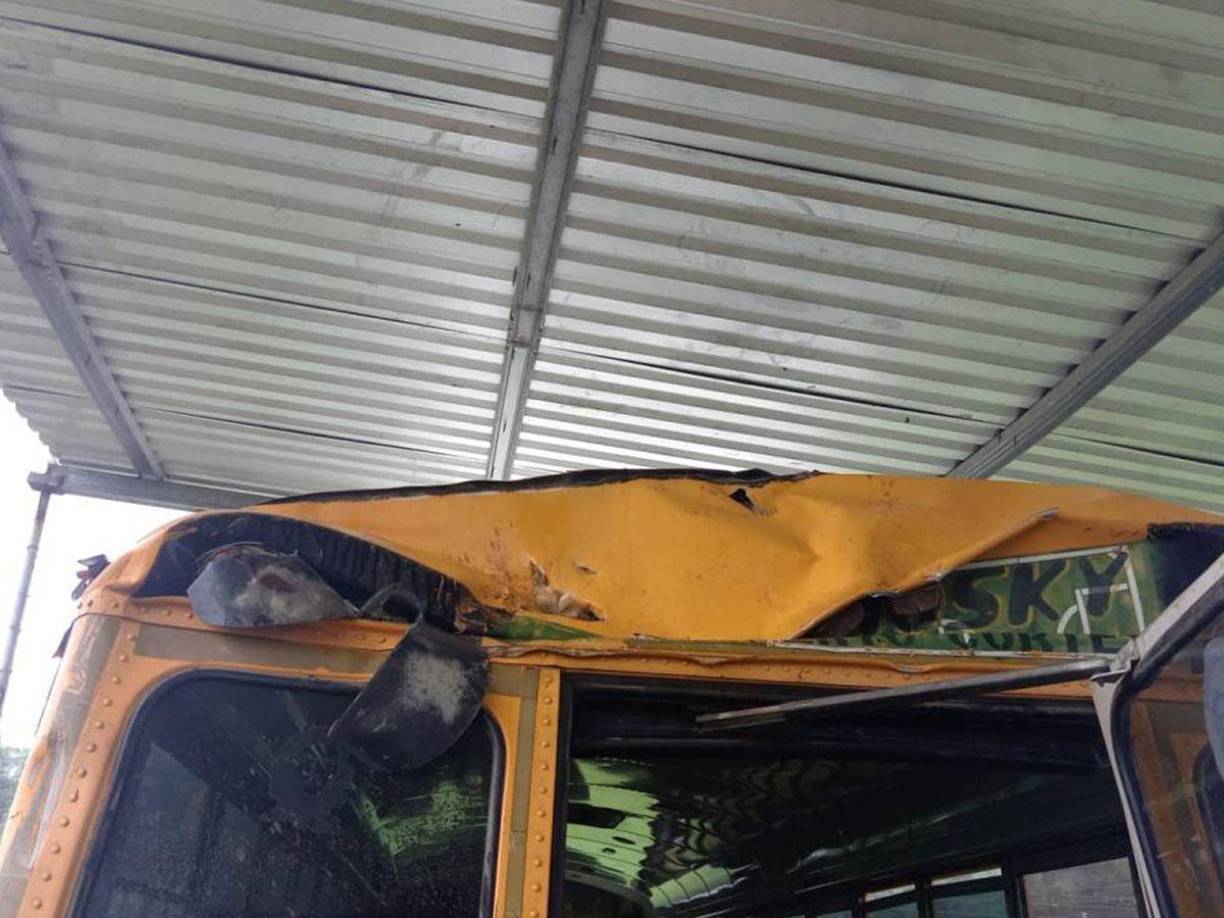 Únicamente se reportó daños a una unidad de trasporte por la caída de la torre.