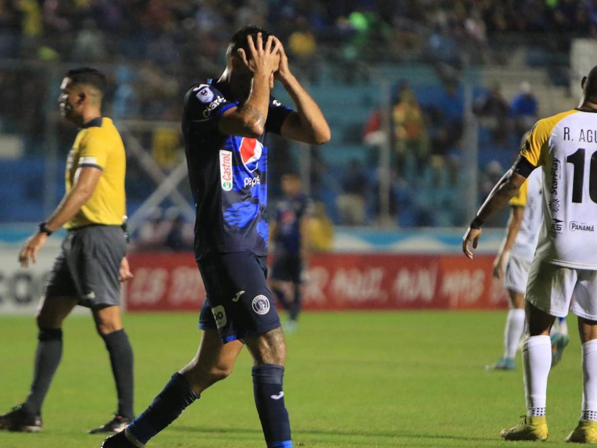 Lucas Campana se lamentó que su remate dio en el palo. 