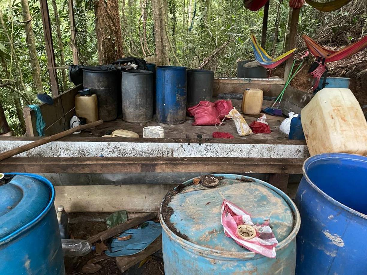 En cuanto a los narco laboratorios, se encontró varios insumos que servían para la elaboración de pasta de coca. 