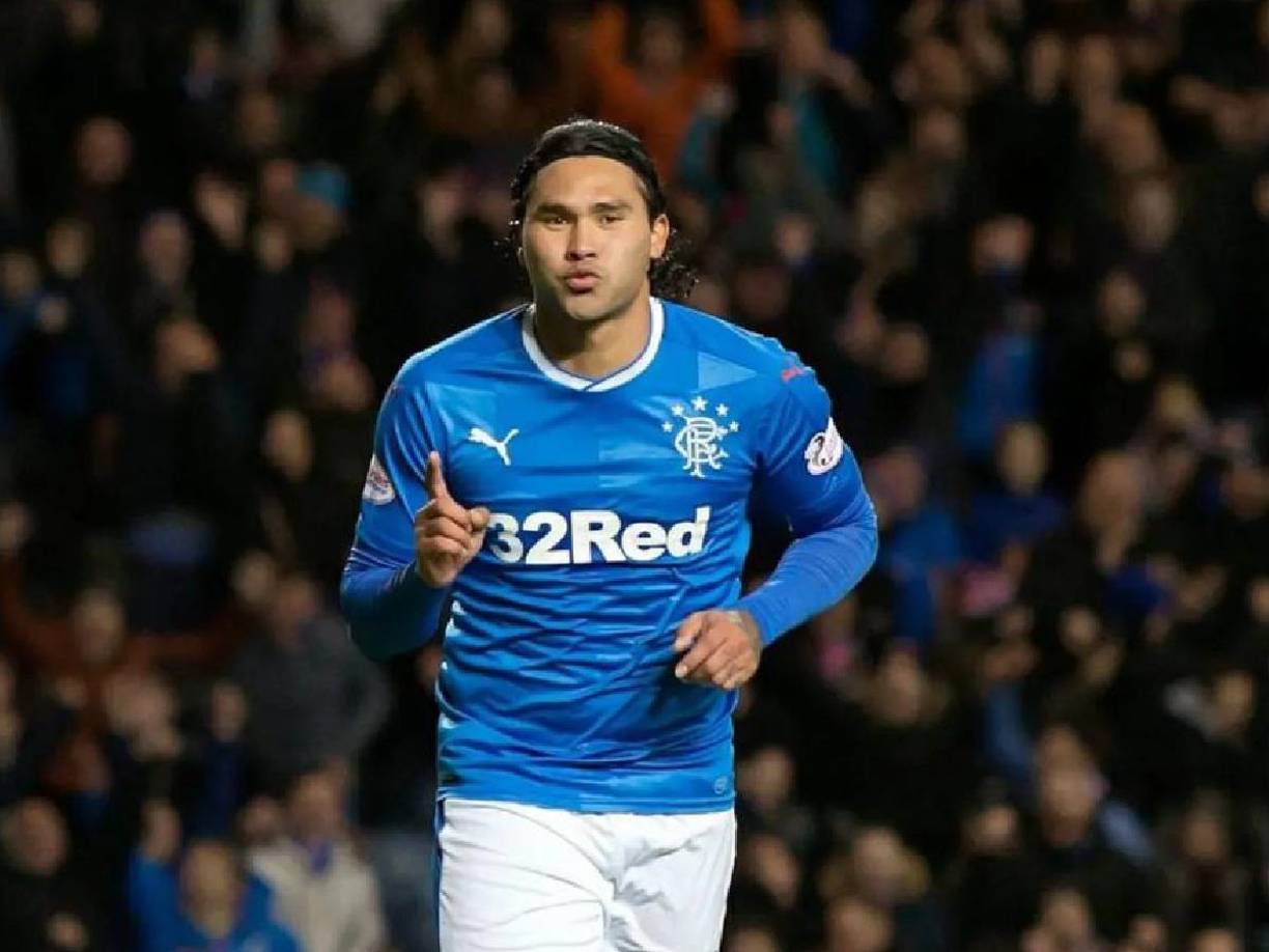 Antes de su arribo a la Primera División de la Liga Nacional de Honduras, el futbolista militó en equipos como el FAS de El Salvador y Antigua de Guatemala.