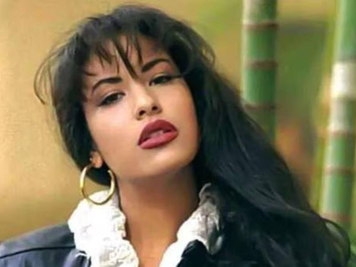 Selena Quintanilla dejó una huella dorada en la industria de la música en español, pues también destacó cómo una virtuosa cantante, compositora e incluso como ícono de la moda, quien gracias a su talento y carisma se ganó el cariño de millones de sus fans, especialmente de habla hispana, pues a pesar de que era estadounidense, siempre se mostró orgullosa de sus raíces mexicanas.