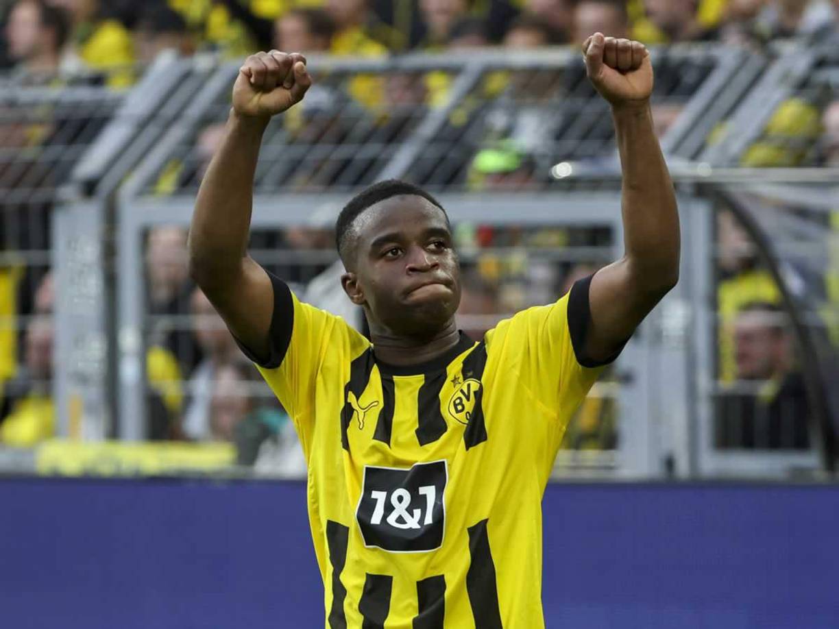 “Los padres biológicos de Youssoufa Moukoko se determinan con base en documentos oficiales de identidad y certificados de nacimiento emitidos por una autoridad alemana. Estos documentos siguen siendo válidos hasta el día de hoy y constituyen la base para las autorizaciones de juego y licencias para clubes, tanto en el ámbito nacional como internacional, además, por supuesto, para selecciones como la sub-21 alemana”, dice el comunicado del Dortmund.