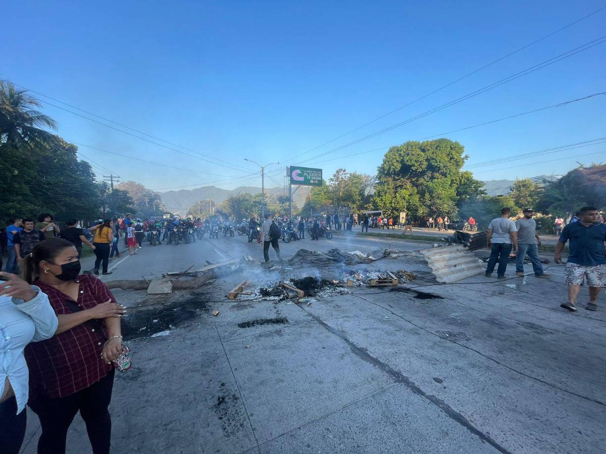 Asimismo, denunciaron que la alcaldía de San Pedro Sula otorgó permisos de construcción en los terrenos donde se ubican estas áreas verdes. 