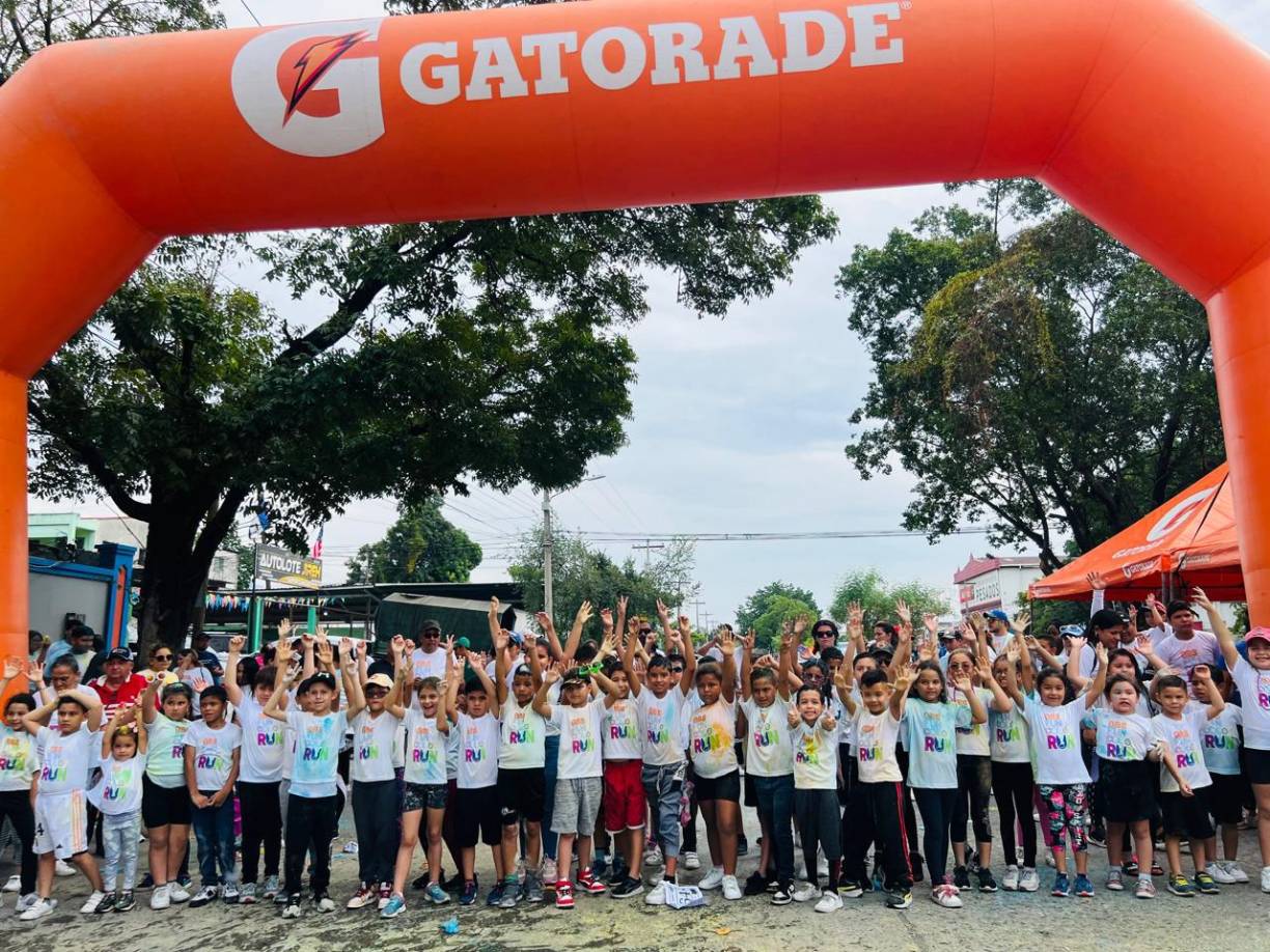 La Escuela Bilingüe Génesis ha llevado a cabo el “Color Run III Maratón GBS 2024”, un evento que reunió a cientos de personas, con el objetivo de fomentar el compañerismo, unión familiar y salud mental mediante esta actividad. 