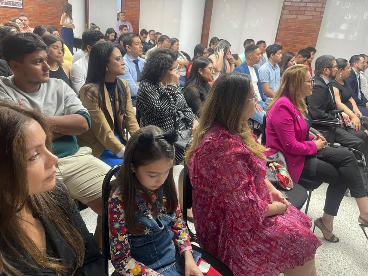 Expertos de diversas áreas acudieron a la presentación del libro del autor