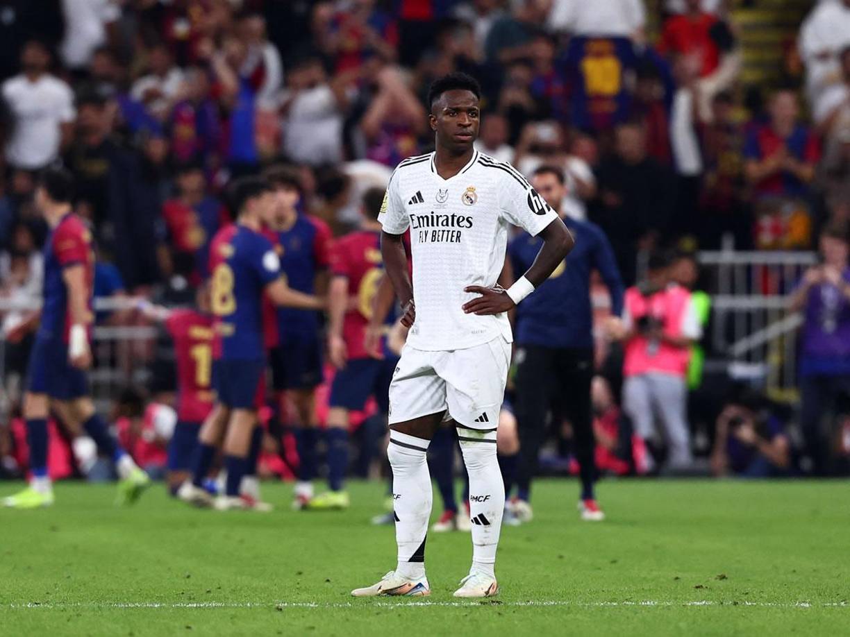 La carita de decepción de Vinicius, hundido, tras la dura derrota del Real Madrid contra el Barcelona.