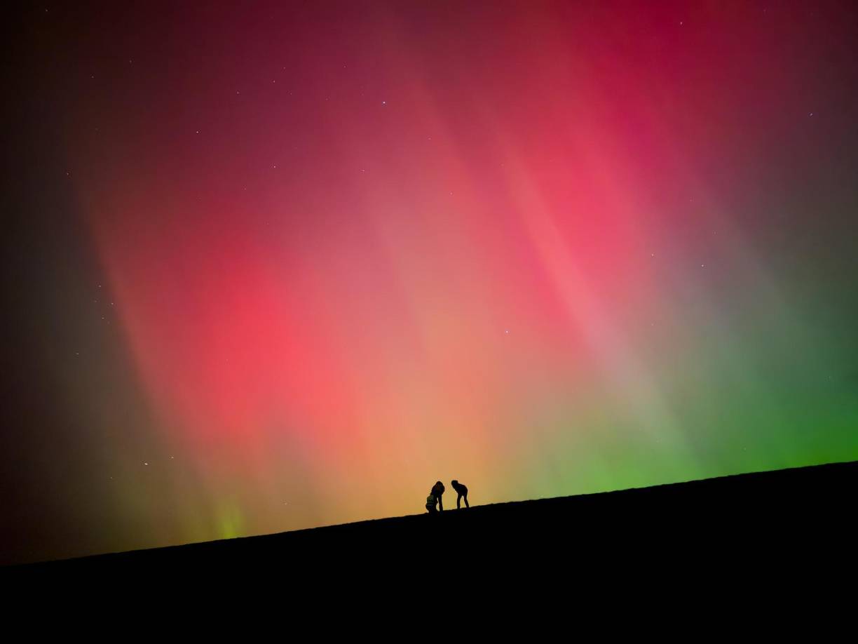 Una aurora boreal enciende de colores el cielo de Koehool, en Países Bajos, el 11 de octubre. 