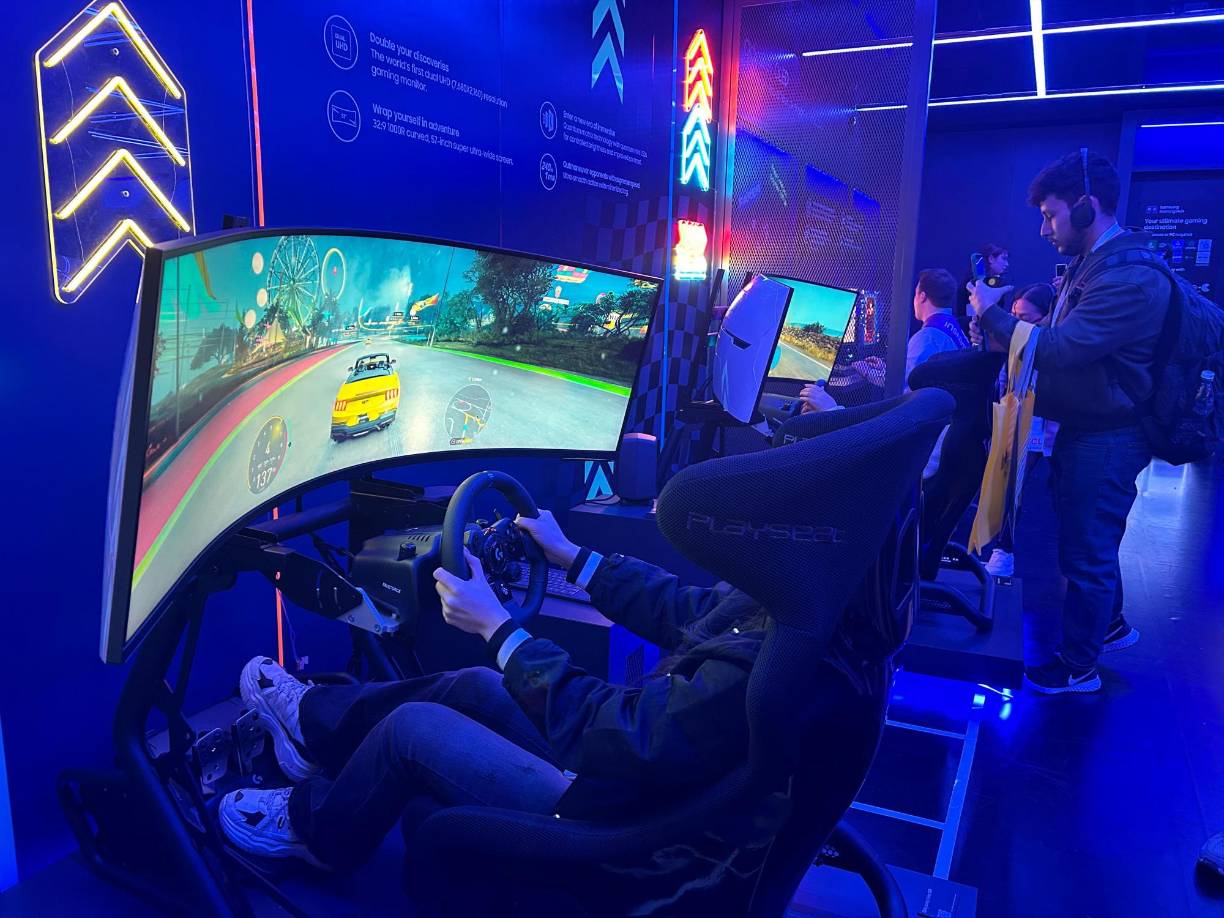 Los visitantes vivieron una experiencia divertida con el videojuego de carreras en un monitor de juegos curvo Odyssey Neo G9 Series Dual 4K UHD de 57 pulgadas en el stand de Samsung. 