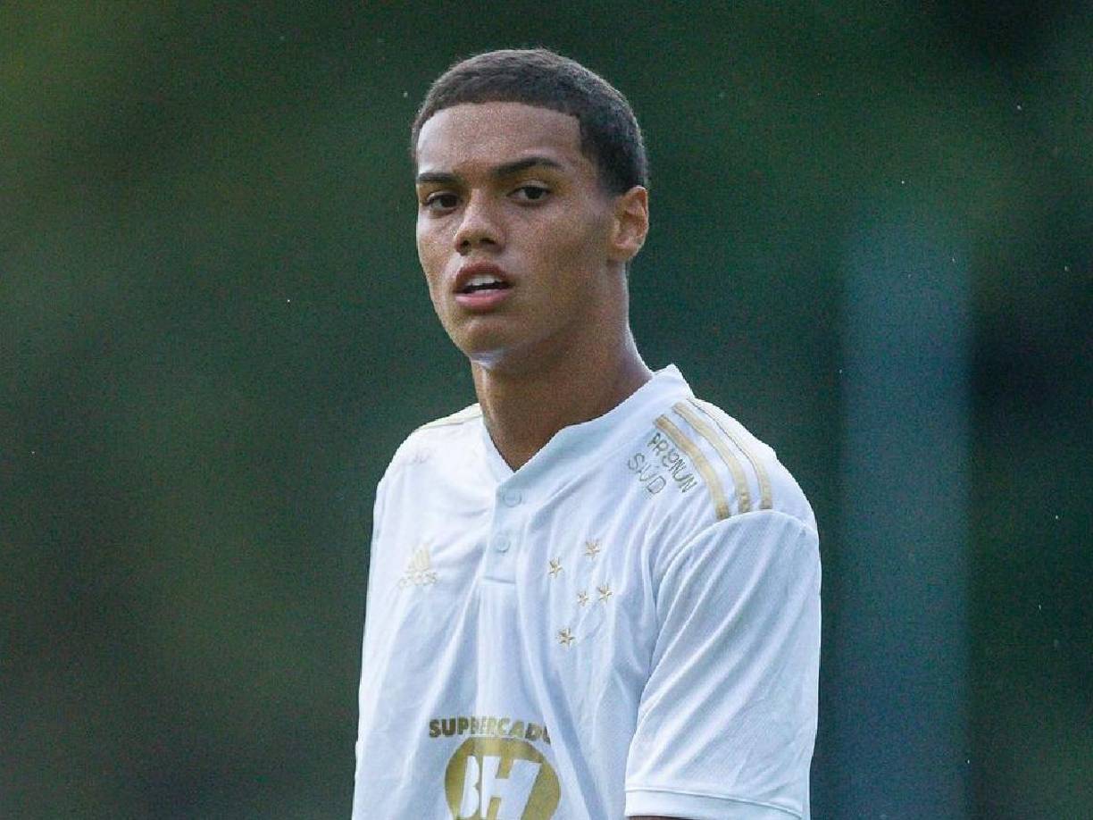 Hizo una exitosa prueba en el Cruzeiro antes de firmar con el Barcelona. No obstante, el delantero se marcha libre del c.