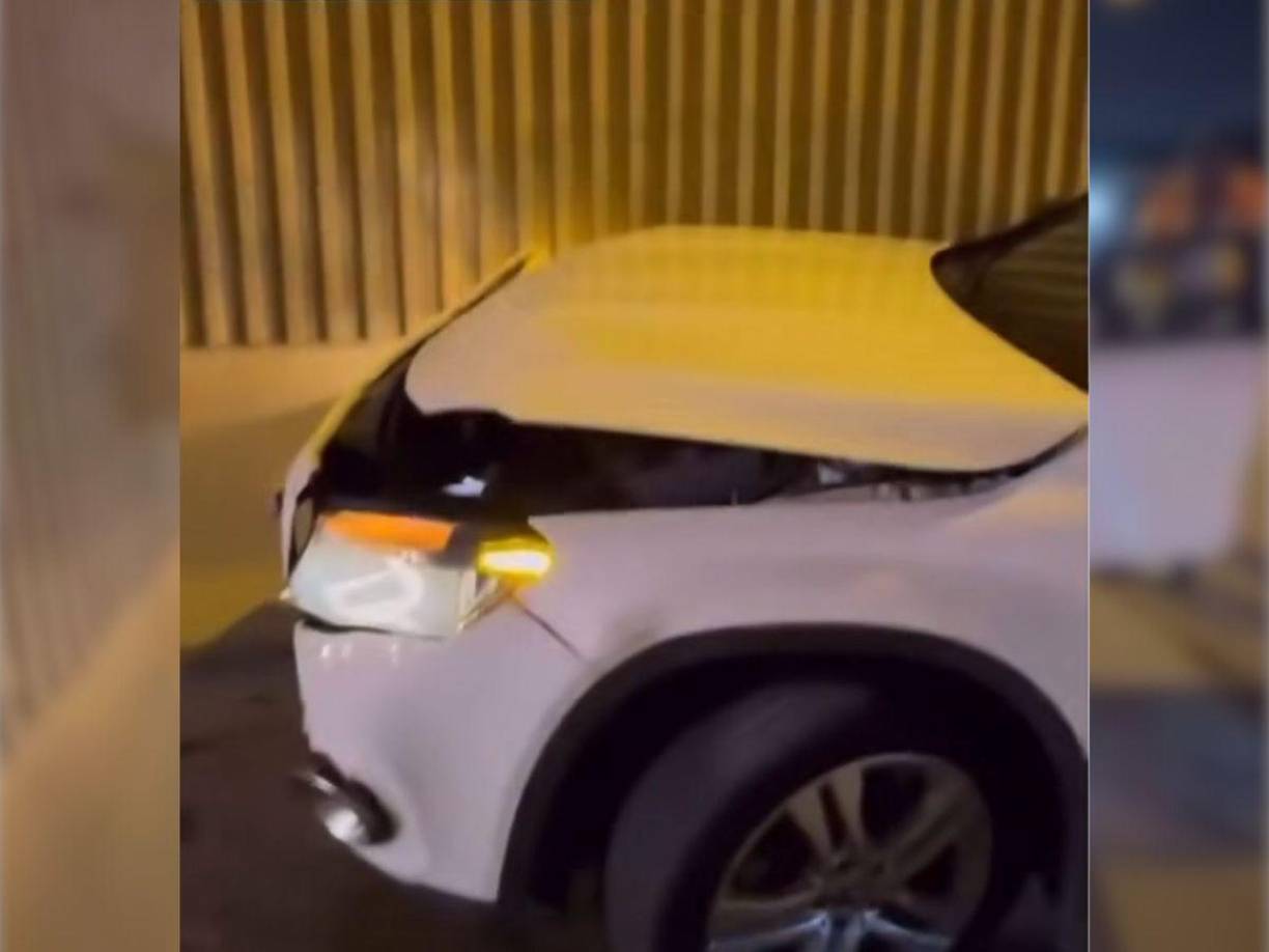 “El carro dio muchas vueltas, yo traté como de meterlo para la orilla para no darle a otro carro y terminé dándole a la pared. Las gomas se explotaron. El tipo me dio tan duro en ese carro que el aro de atrás del carro se salió, la goma se explotó, todas las bolsas de aire explotaron”.
