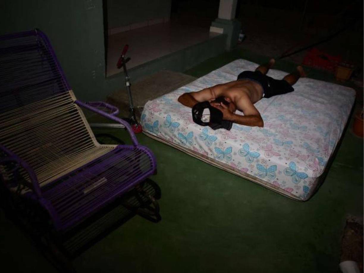 El calvario que viven los pobladores de la residencial Bosques de Jucutuma en San Pedro Sula ha obligado a muchos a dormir en los pasillos.