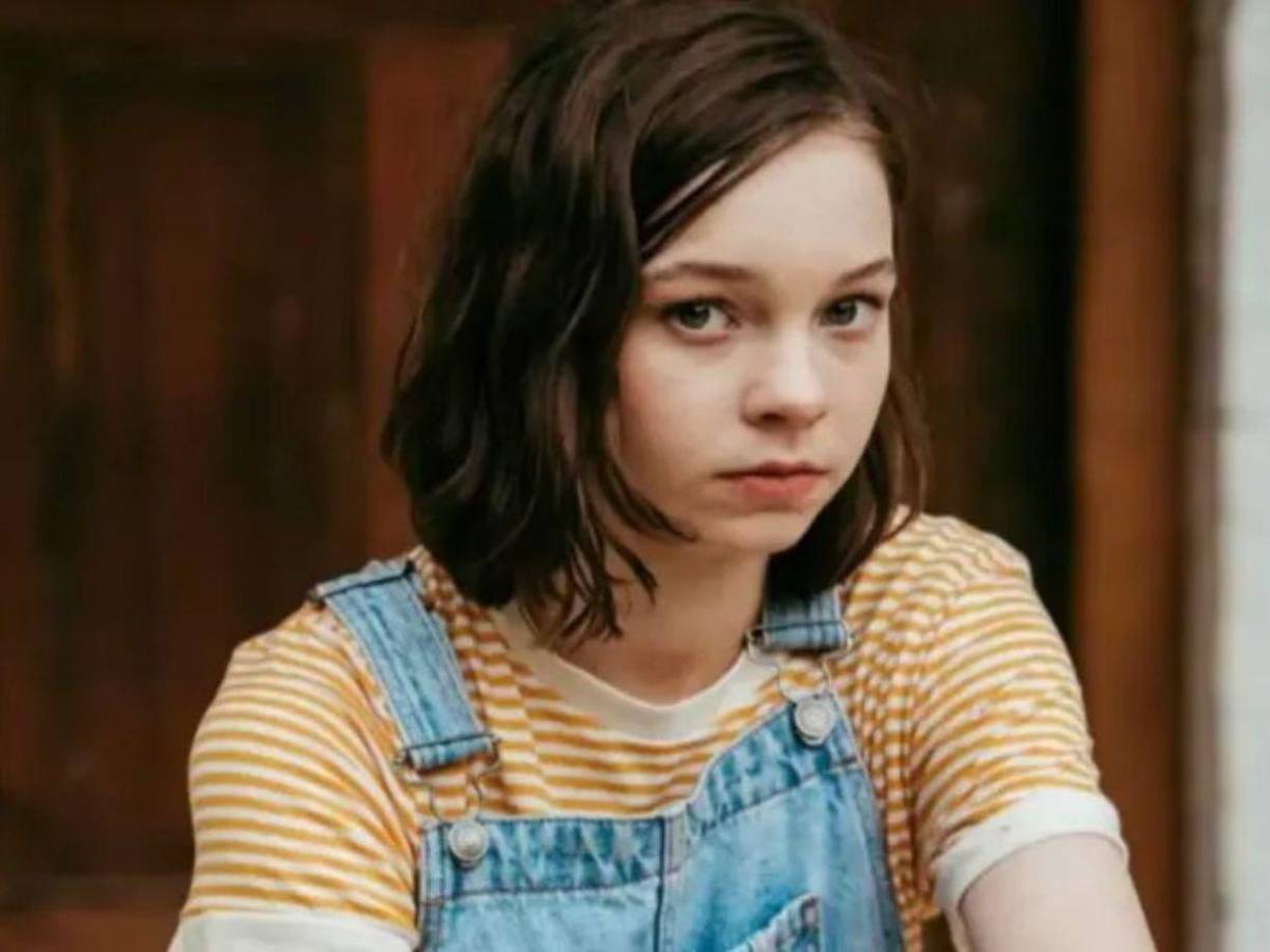 Emma Myers: La actriz que le dio vida a Wednesday en los años 90, regresa a la serie producida por Tim Burton para dar vida a otro personaje; Marilyn Thornhill, una profesora de la Academia Nevermore (la escuela donde es enviada Wednesday).