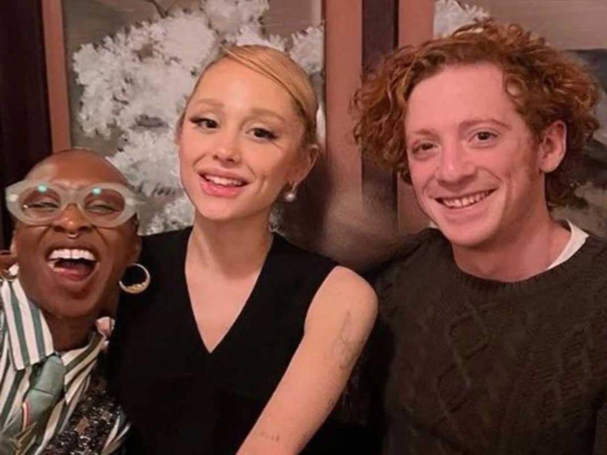 Fuentes cercanas, aseguran que cuando se comenzó a difundir el rumor de que su esposo estaba siendo infiel con su coprotagonista, la ex estrella infantil Ariana Grande, Lilly Jay estaba sorprendida y es que, cuando Ethan Slater le comentó que había sido elegido para actuar en Wicked, la cantante de ‘Love Me Harder’ estaba comprometida con Dalton Gomez.