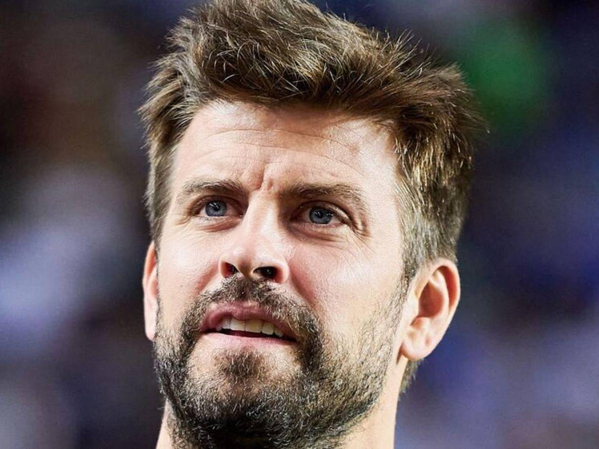 “Se especula que el deseo de Piqué por ampliar su familia y estar más presente en la vida de sus otros dos hijos podría estar chocando con la resistencia de los padres de Clara y los acuerdos de custodia con Shakira”, señalaron.