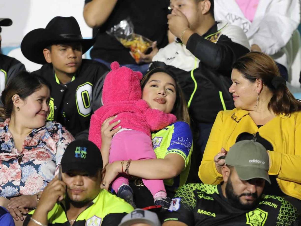 Una madre aficionada del Olancho FC con su hija en brazos enamoró en el Nacional. Así viven el fútbol.