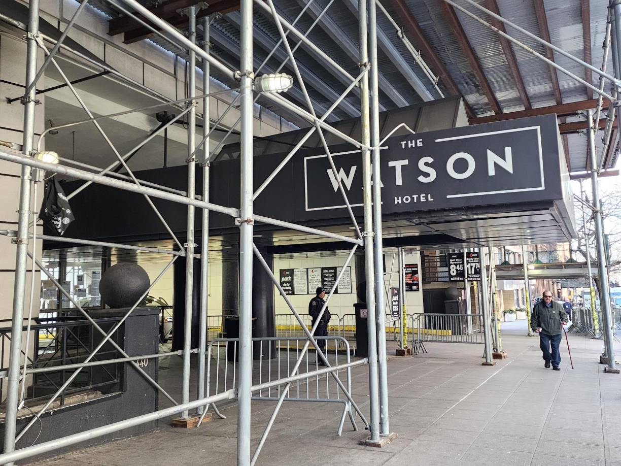 Los migrantes ocupaban las habitaciones del conocido hotel Watson en Manhattan, y fueron desalojados para ser enviados a un albergue provisional para hombres, en una terminal para cruceros.