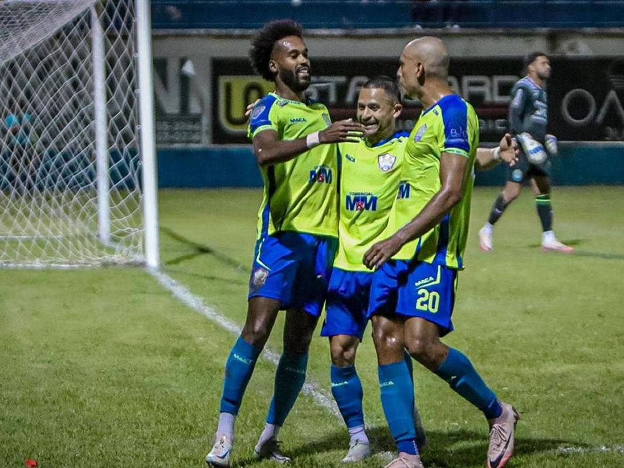 Joanderson, Omar Elvir y Eddie Hernández celebrando uno de los goles de la victoria del Olancho FC contra el Marathón.