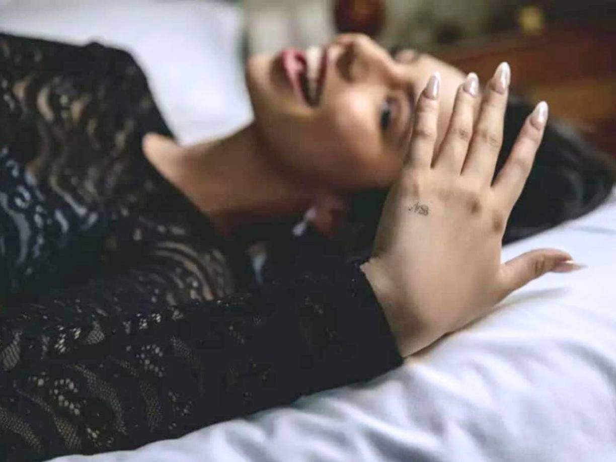 Ángela Aguilar se tatuó las iniciales de su pareja Christian Nodal en un estudio de Roma.