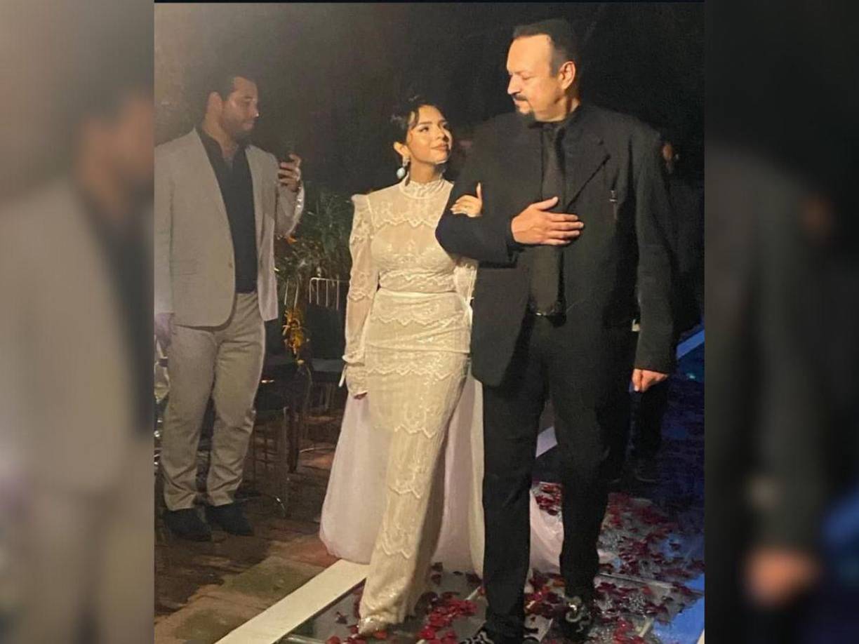 Una de las fotografías más virales es donde aparece Ángela tomada de la mano con Nodal y una más donde se puede ver a su padre, Pepe Aguilar llevarla del brazo para entregarla al novio.