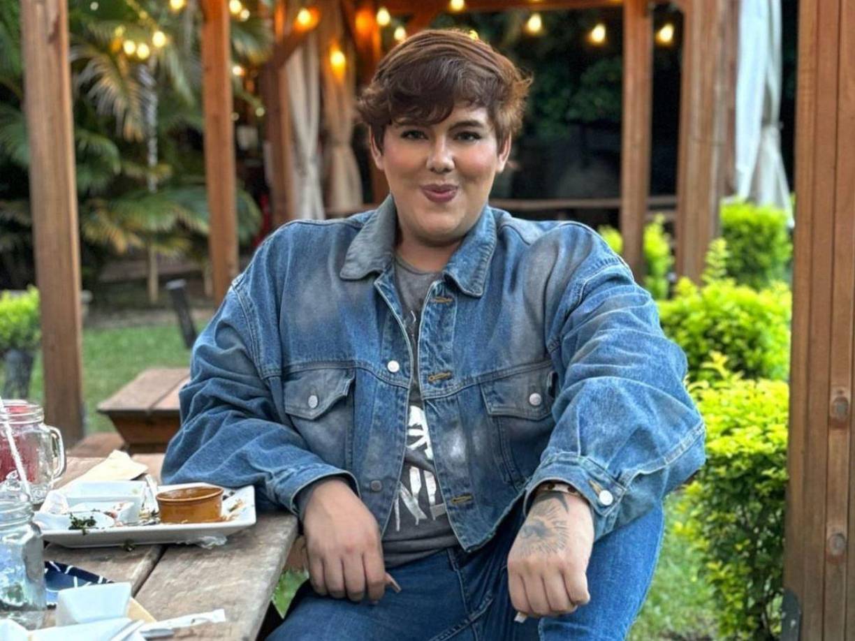 Y es que Antonio Sandrez en diversas ocasiones ha criticado los atuendos que utiliza Ariela Cáceres en diversos eventos, pero al parecer la periodista no se ha tomado a bien sus críticas y le respondió contundentemente. 