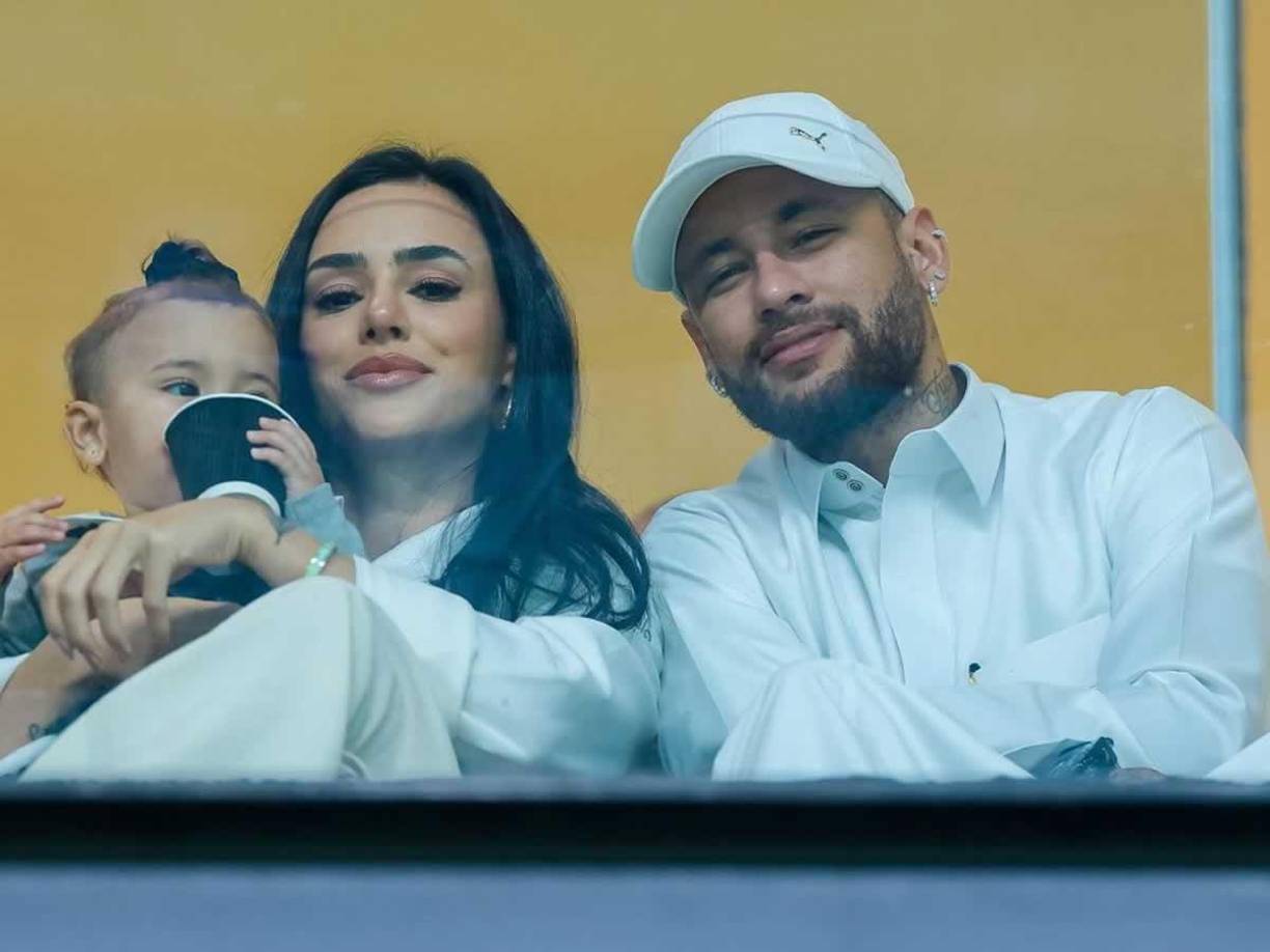 Neymar tiene una hija con Bruna Biancardi llamada Mavie. La familia vive en Riad, donde el brasileño juega con el Al Hilal.