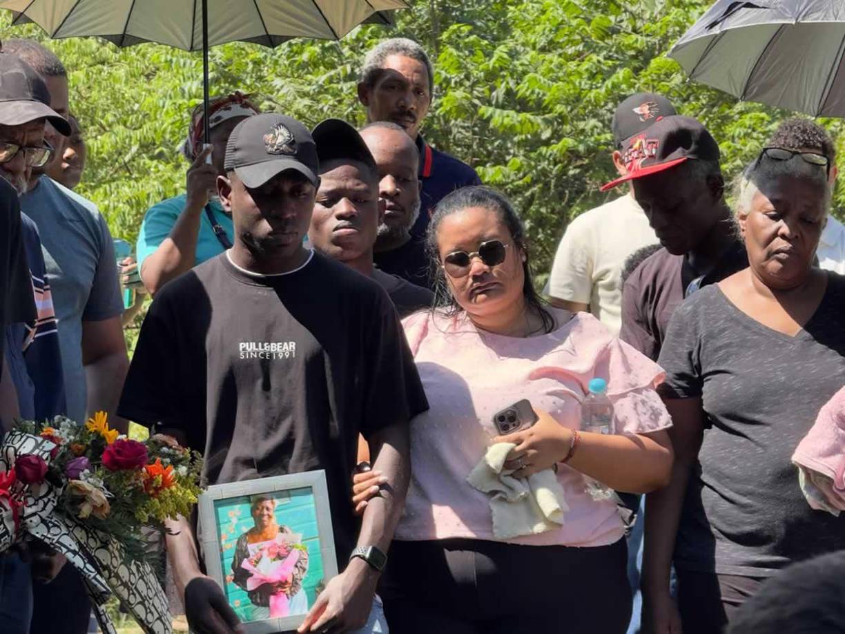 Claudia Rodríguez, esposa del futbolista catracho, acompañó en cada momento a su compañero de hogar, quien duramente estaba afectado por el fallecimiento de su madre.