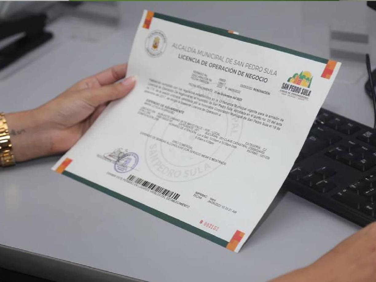 2. Escanear en archivo PDF los siguientes requisitos y enviarlos al correo institucional infoaperturas@sanpedrosula.hn.