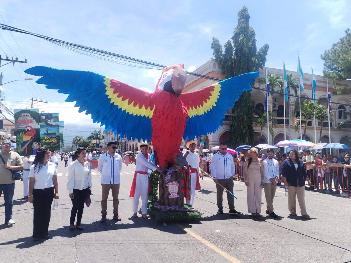 El instituto La Ceiba llevó la representación de una guacamaya a los desfiles. 