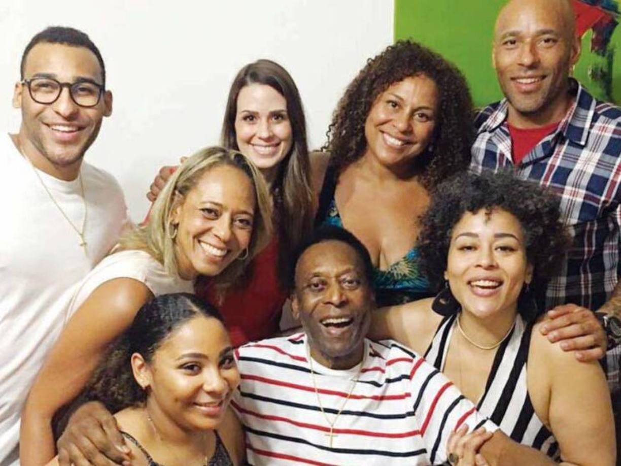 Si este análisis lanzara un resultado positivo, esta hija no reconocida tendría derecho a una parte del 70% del patrimonio que Pelé dispuso para sus hijos. El 30% restante de su herencia se lo legó a Marcia Cibele Aoki, la mujer con la que se casó en 2016.