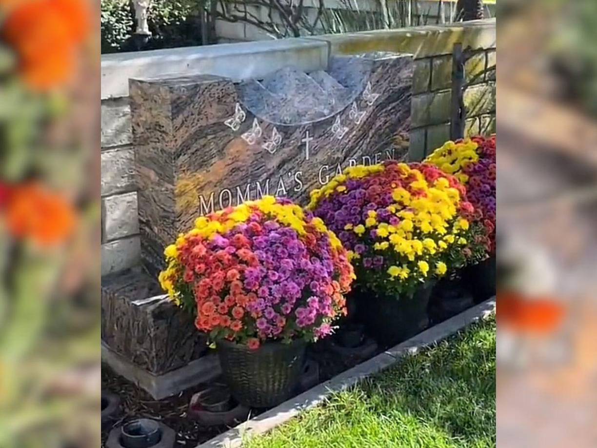 En el lugar se observan hermosas flores con las que sus fanáticos honran su memoria. 