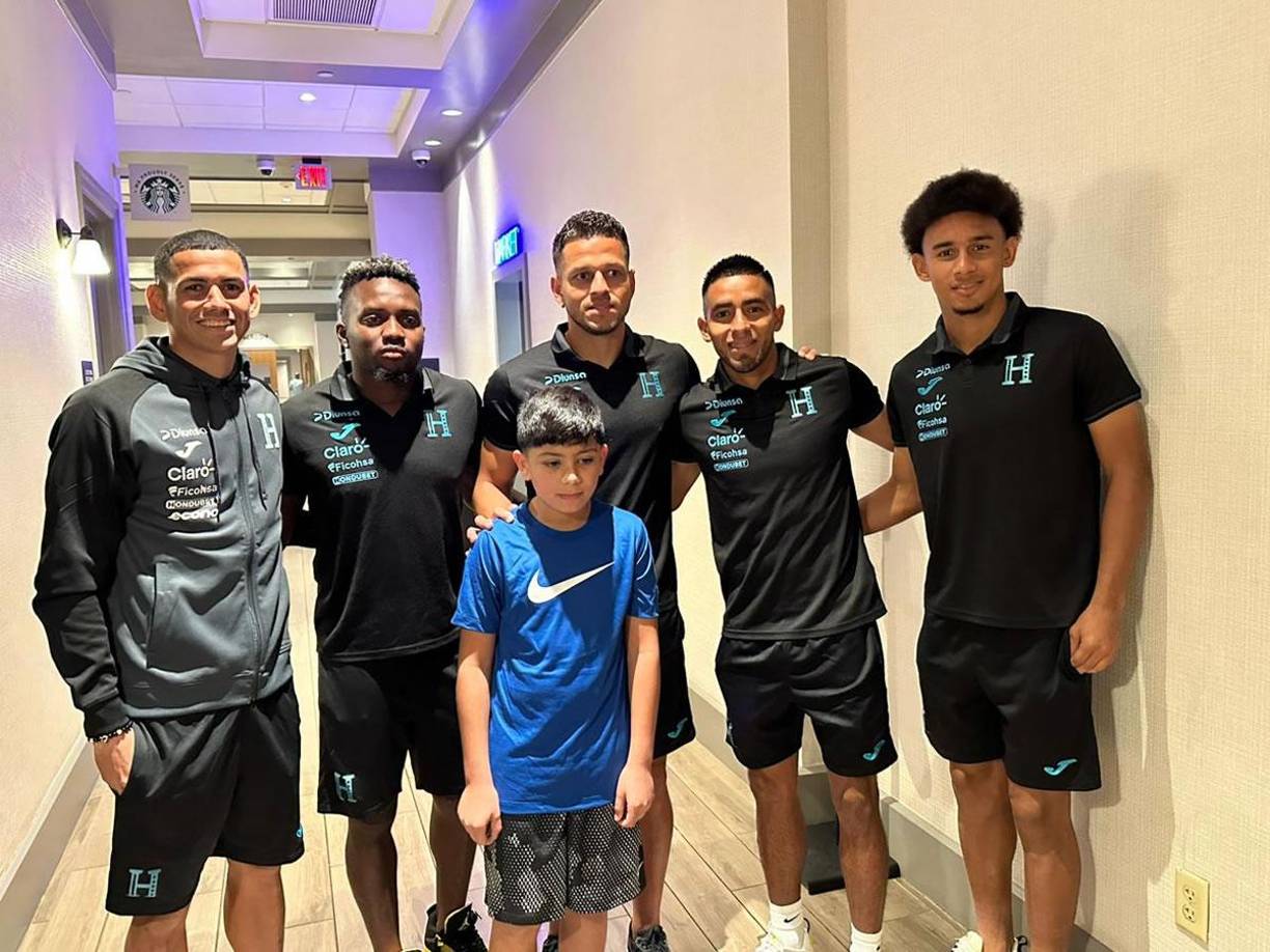 Los seleccionados hondureños posando con un pequeño aficionado en el hotel de concentración.
